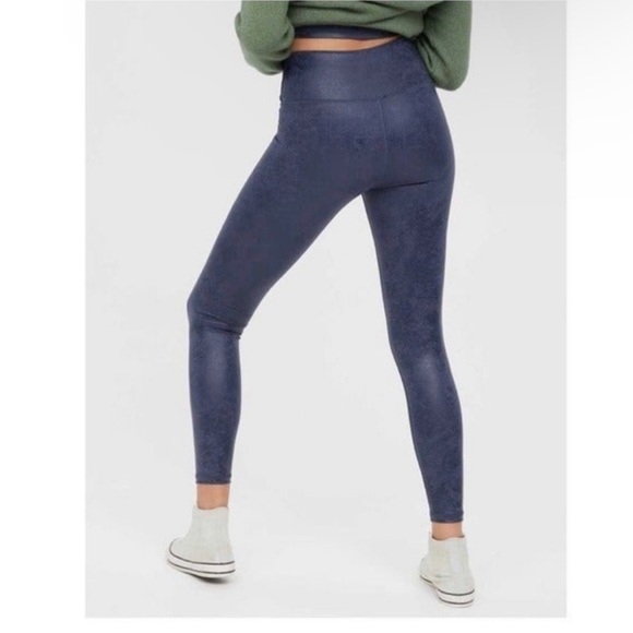 Aerie Offline The Hugger High Waisted Crackle Leggings in Navy Size XS - Picture 9 of 9